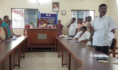 எல்இடி விளக்குகள் அமைப்பதில் 32 லட்சத்து 56ஆயிரம் ரூபாய்  முறைகேடு செய்ததாக ஆண்டிபட்டி திமுக பேரூராட்சி தலைவர் மீது திமுக உள்ளிட்ட அனைத்து கட்சிகளை சேர்ந்த 14வார்டு  கவுன்சிலர்கள் புகார் கூறியதால் பேரூராட்சி கூட்டத்தில் வாக்குவாதம்