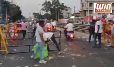 கோயமுத்தூரில் நேற்று மாலை பிரதமர் மோடி கலந்து கொண்ட ரோடு ஷோ நிகழ்ச்சி நிறைவடைந்த நிலையில், பொதுமக்கள் கலைந்த பின்னர் சாலையில்  இருந்த குப்பைகளை அகற்றிய பா.ஜ.க வினர்