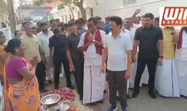 தேனி மக்களவை திமுக வேட்பாளர் தங்க தமிழ்ச்செல்வனை ஆதரித்து தமிழக முதலமைச்சர்  தேனி உழவர் சந்தை பகுதியில் பிரச்சாரம் மேற்கொண்டார். பாரஸ்ட் ரூட் பகுதியில் உள்ள டீக்கடையில் அமைச்சர் ஐ பெரியசாமி வேட்பாளர் தங்க தமிழ்ச்செல்வன் உடன் தேனீர் அருந்தினார்.