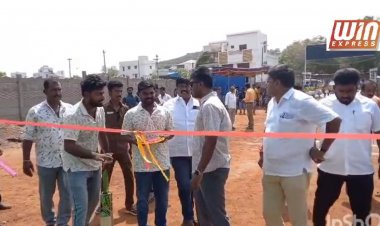 தேனியில் முதல்முறையாக புல் தரை ஆடுகளத்துடன் தொடங்கப்பட்ட கிரிக்கெட் ஸ்போர்ட்ஸ் அகாடமியை பாரதிராஜா பட நடிகரும் தொழிலதிபருமான லக்ஷ்மன் நாராயணன் தொடங்கி வைத்து அவர்களுடன் சேர்ந்து கிரிக்கெட் விளையாடினார்