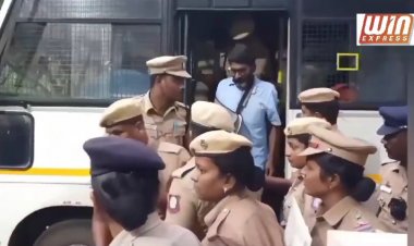 2 நாள் போலீஸ் காவலில் விசாரிக்க மதுரையிலிருந்து தேனி பழனிசெட்டிபட்டி காவல் நிலையத்திற்கு பெண் போலீசார் பாதுகாப்புடன் சவுக்கு சங்கர் அழைத்துவரப்பட்டார்!!!