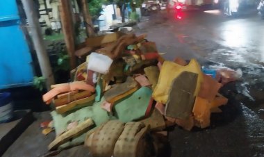 குப்பையை மீண்டும் கடை முன்பு கொண்டு வந்து போட்டுச் சென்ற மாநகராட்சி பணியாளர் மற்றும் சுகாதார ஆய்வாளர்