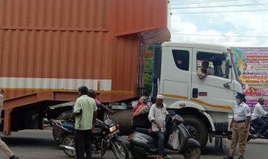 காட்பாடியில் கடும் போக்குவரத்து நெரிசல்: கனரக வாகன ஓட்டுனர்களுடன் மல்லுக்கட்டும் போக்குவரத்து பிரிவு பெண் போலீஸ்!