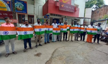 சுதந்திர தினத்தை முன்னிட்டு அனைவரும் தங்கள் வீடுகளில் தேசியக்கொடி ஏற்ற வலியுறுத்தி தேனி பாஜகவினர் தபால் நிலையத்தில் தேசியக் கொடியை வாங்கி பிரச்சாரம் செய்யும் நிகழ்வு நடைபெற்றது.